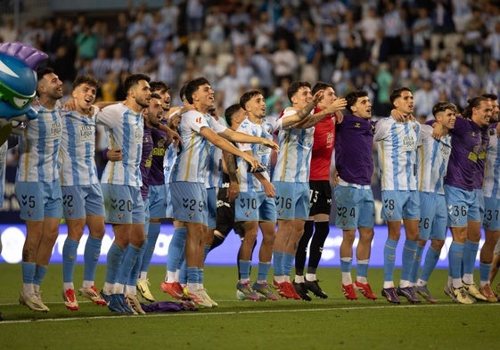 Los jugadores del Málaga, en uno de los momentos de la celebración del triunfo ante el Sporting.
