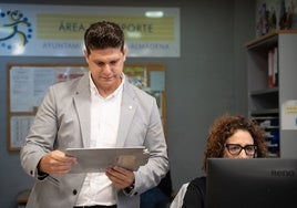El concejal de Deportes en las instalaciones del polideportivo de Arroyo de la Miel.