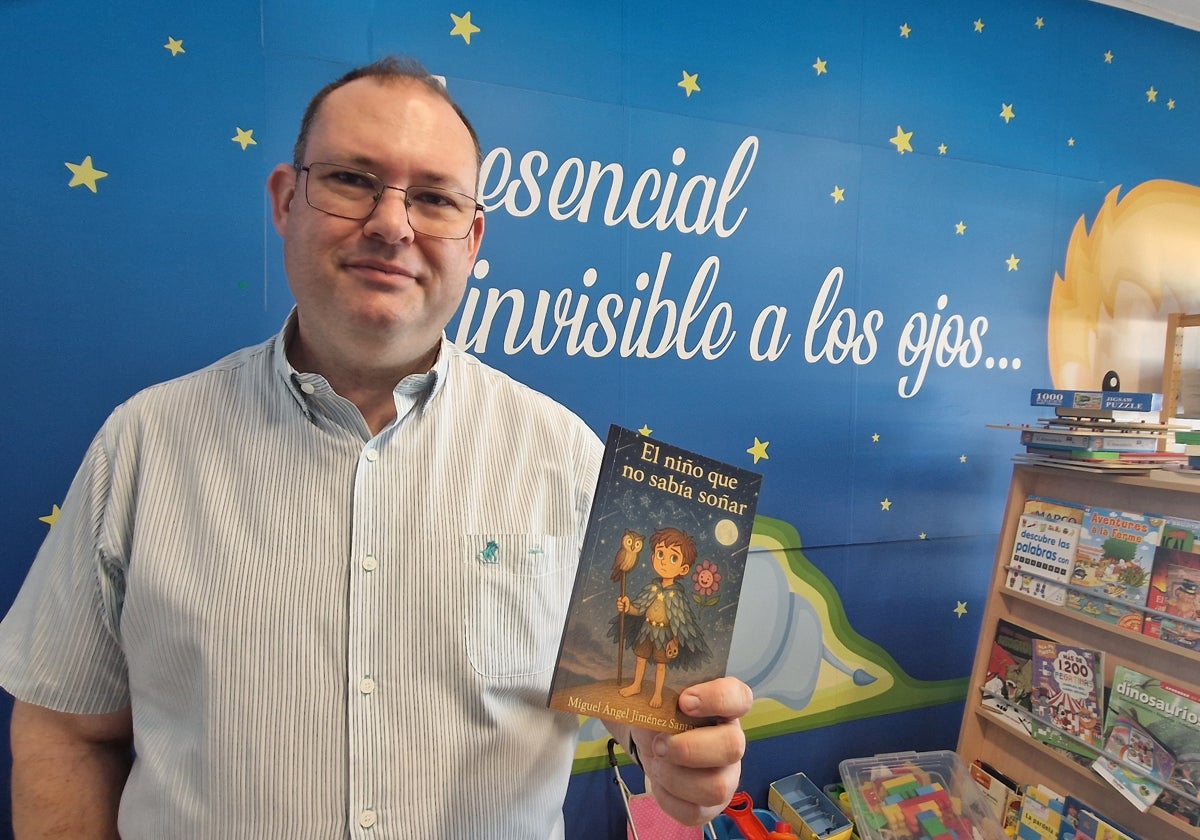 El escritor Miguel Ángel Jiménez dona a Pediatría del Hospital Costa del Sol varios ejemplares de su último cuento infantil