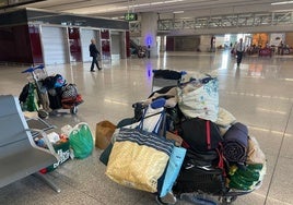 Carros de indigentes que duermen en el aeropuerto de Málaga.