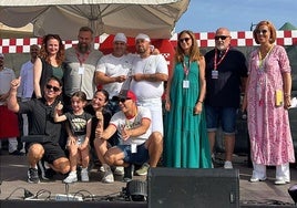 Foto de familia de los ganadores junto a los organizadores.