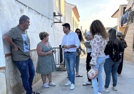 El portavoz de Andalucía por Sí, José Pino, con vecinos de Almayate, recogiendo firmas.