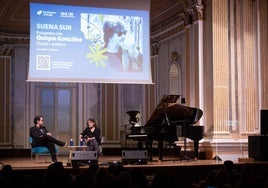 El codirector de Suena SUR, Alberto Gómez, en la entrevista con el cantautor Quique González, este martes en la Sala Fundación Unicaja María Cristina.