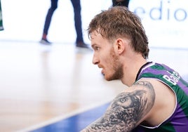 Balcerowski, sentado en el banquillo durante el Gran Canaria-Unicaja.