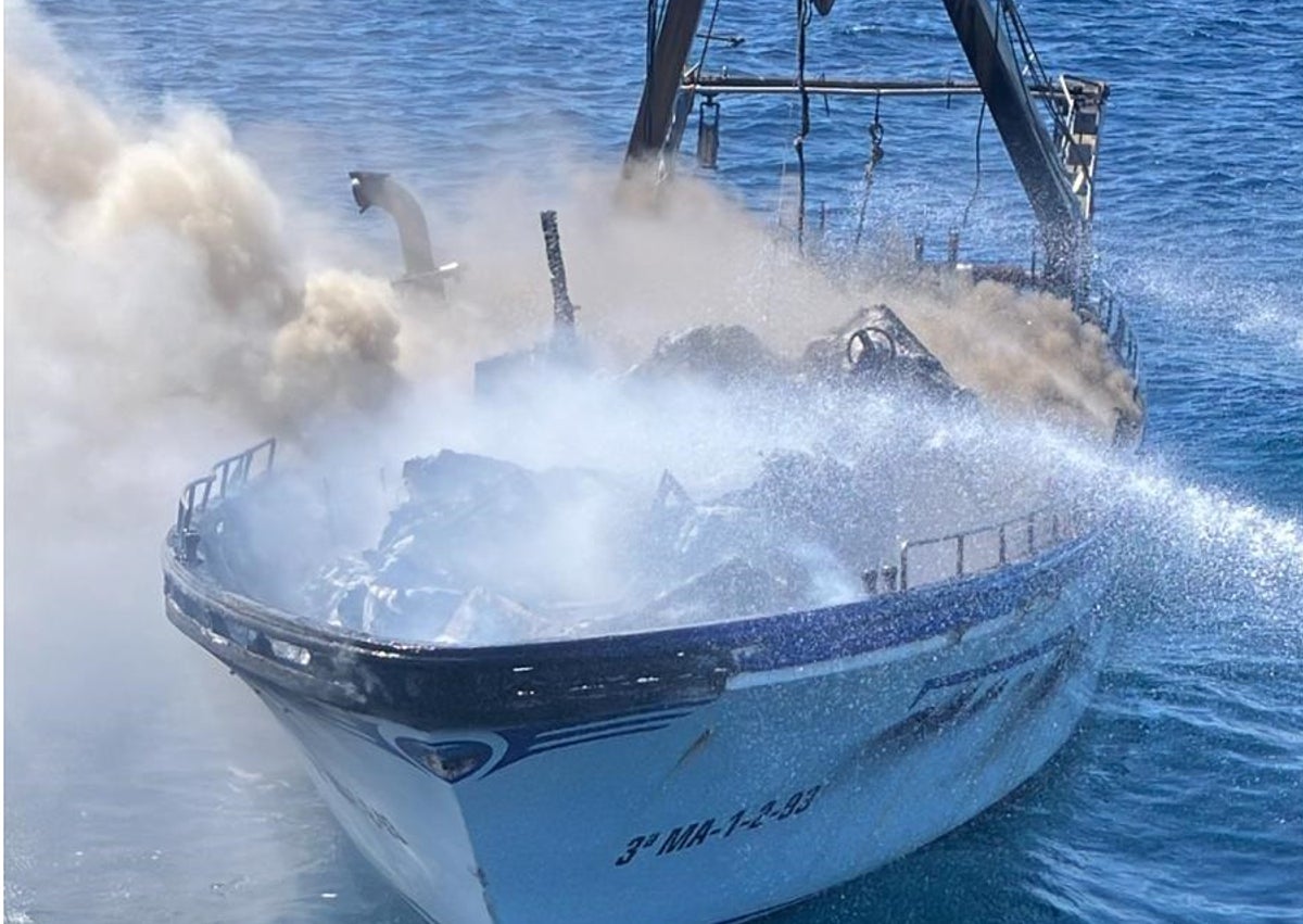 Imagen secundaria 1 - Un pesquero de Fuengirola se incendia en el Faro de Calaburras y tienen que rescatar a la tripulación