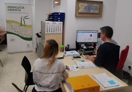 Una usuaria es atendida en el servicio Andalucía Orienta.