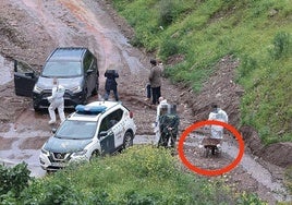 Efectivos de la Guardia Civil y la carretilla donde uno de los arrestados declaró que transportaron el cadáver.