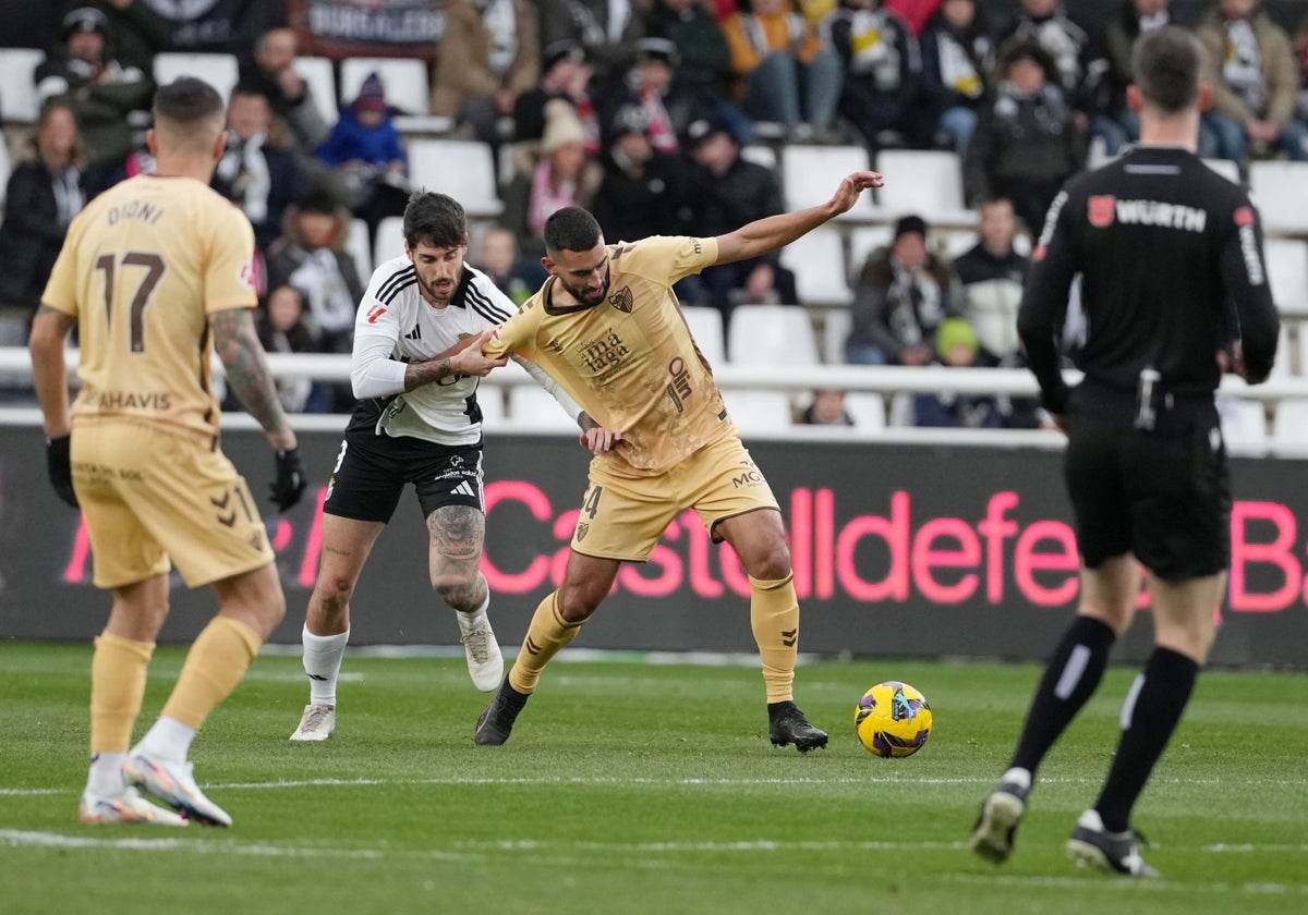 Galilea, agarrado en el duelo ante el Burgos de la primera vuelta.