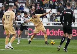 Galilea, agarrado en el duelo ante el Burgos de la primera vuelta.