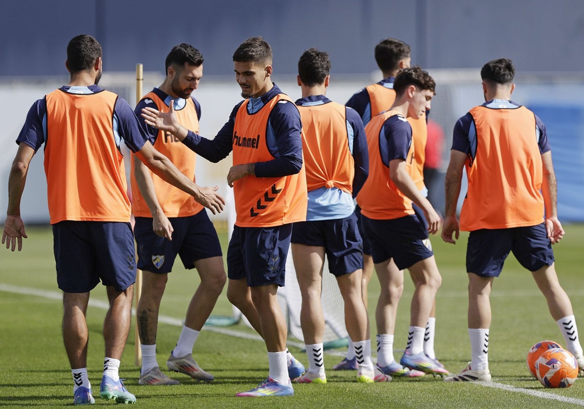 Varios jugadores del Málaga, en un entrenamiento.
