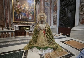 La Virgen de la Esperanza, durante los cultos en San Pedro del Vaticano.