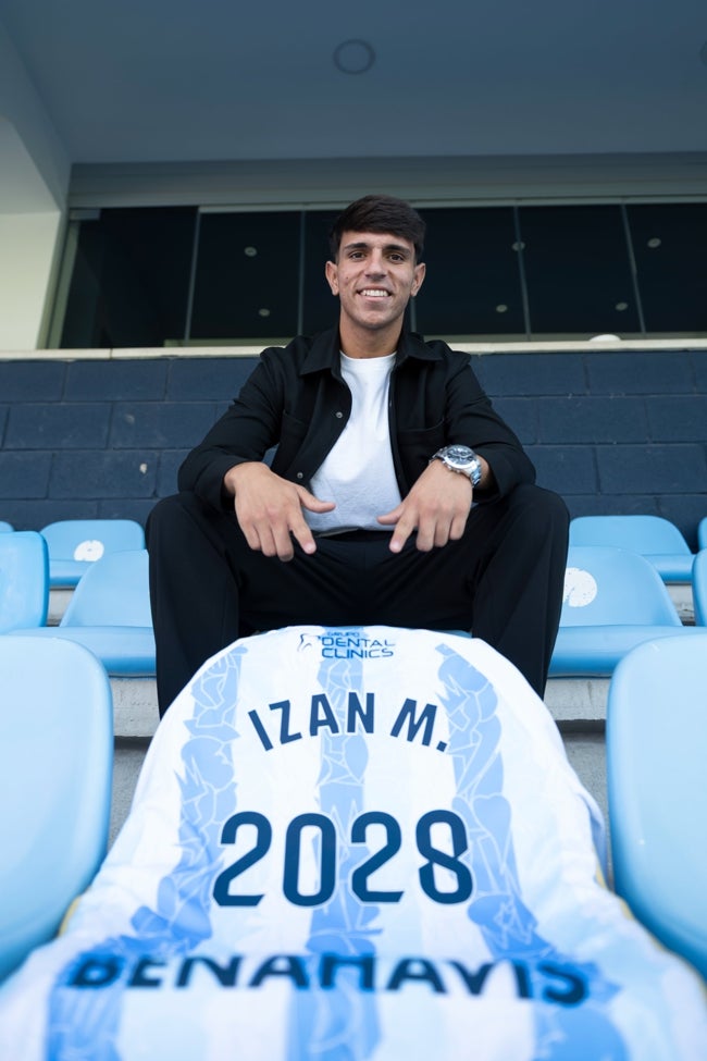Izan Merino, en la grada de La Rosaleda con una camiseta conmemorativa.