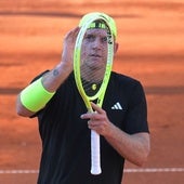 Alejandro Davidovich se despide de la grada de la pista central en Hamburgo tras la victoria de este martes.