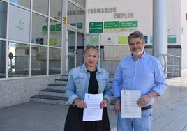 Moreno y Pérez delante del edificio de Empleo.