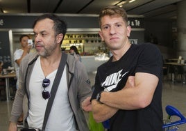 Rolón, con su agente, en el aeropuerto de Málaga.