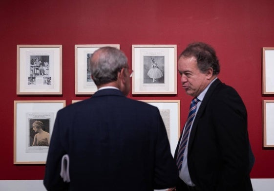 El alcalde Paco de la Torre (de espaldas) habla con Luis Lafuente en la presentación de la exposición de Anna Pavlova.
