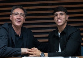 Loren Juarros e Izan Merino, tras la firma del acuerdo de ampliación.