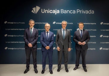 De izquierda a derecha, el director de banca privada, banca personal y productos de inversión de Unicaja, Javier López de Heredia; el CEO de la entidad, Isidro Rubiales; el presidente, José Sevilla; y el director general de negocio minorista, Luis Colorado