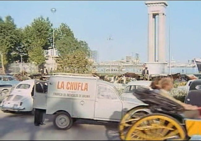 Fotograma de 'Operación cabaretera', cuando los coches aparcaban en la plaza de la Marina.
