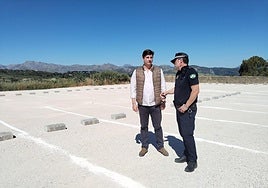Jorge Fernández visita la nueva zona de aparcamientos en la barriada de San Francisco.