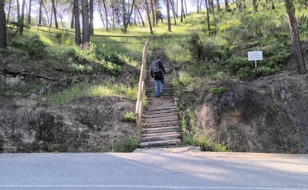 Para llegar hasta allí hay que subir por estas escaleras.