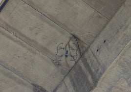El dron de inspección, debajo del tablero de uno de los viaductos de la AP-7.