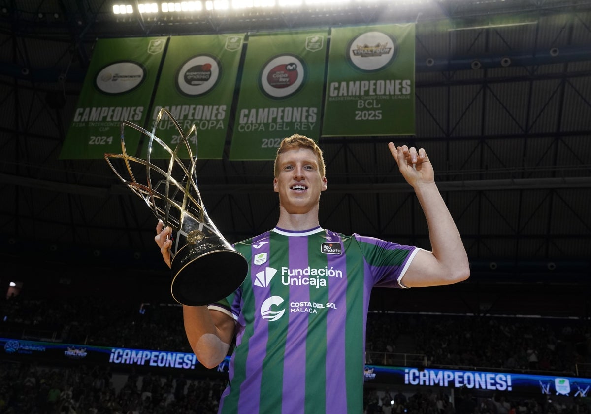 Alberto Díaz, con el trofeo de la Champions el pasado domingo en el Carpena.