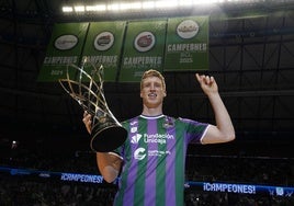 Alberto Díaz, con el trofeo de la Champions el pasado domingo en el Carpena.