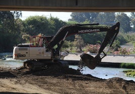 Una maquina en la zona inferior del 'Puente de Hierro' en Cártama.