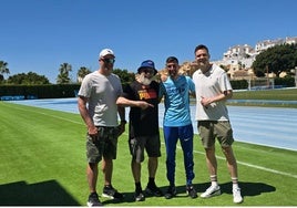 Warholm (derecha), junto al empresario y atleta local Francisco Urbano, así como su entrenador y un miembro de su 'staff', en el estadio Enrique López Cuenca.