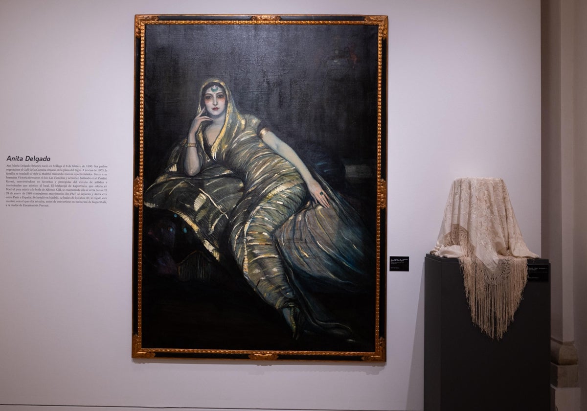 El mantón con el que bailaba Anita Delgado, junto al retrato que le pintó Beltrán Masés.