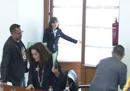 Portavoces de la oposición abandonan la reunión sin votar.