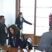 Portavoces de la oposición abandonan la reunión sin votar.