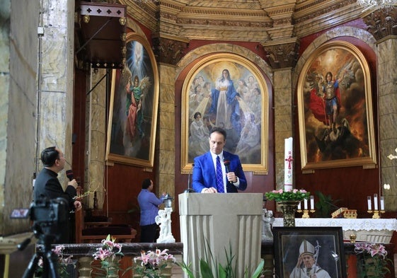 Raúl Berzosa, durante la presentación de los lienzos.