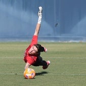 Una espectacular parada de Carlos López, en la sesión vespertina de entrenamiento de ayer, en La Rosaleda.