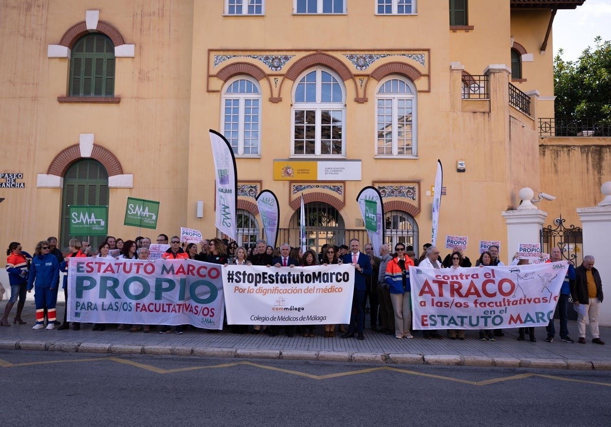 Protesta de médicos frente a la Subdelegación del Gobierno de Málaga en febrero.