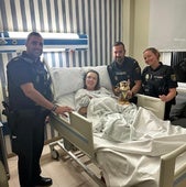 Los agentes junto a la madre y el bebé, al que regalaron un peluche de La Patrulla Canina.