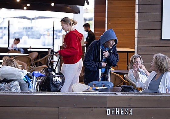 Persona sintecho mendigando en uno de los bares del aeropuerto de Málaga.