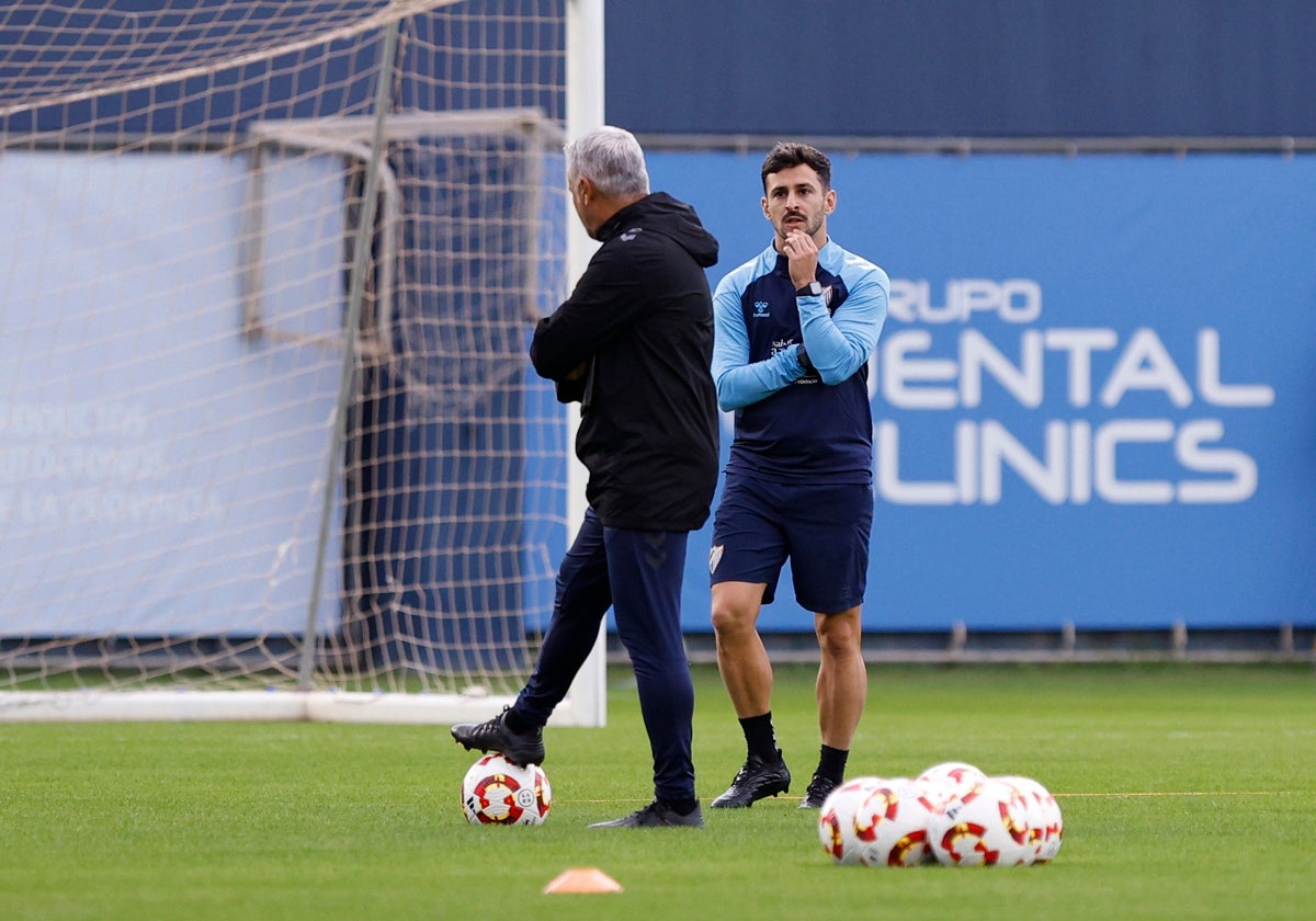 Alejandro Caro y Pellicer conversan durante uno de los primeros entrenamientos del preparador físico.