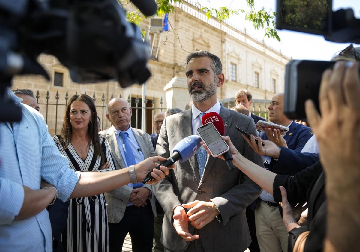 Fernández-Pacheco, con regantes almerienses en el Parlamento.