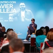 El periodista Alberto Gómez, junto al artista Javi Calleja, este jueves en el ciclo 'Málaga, ida y vuelta', en el Centro Cultural La Malagueta.