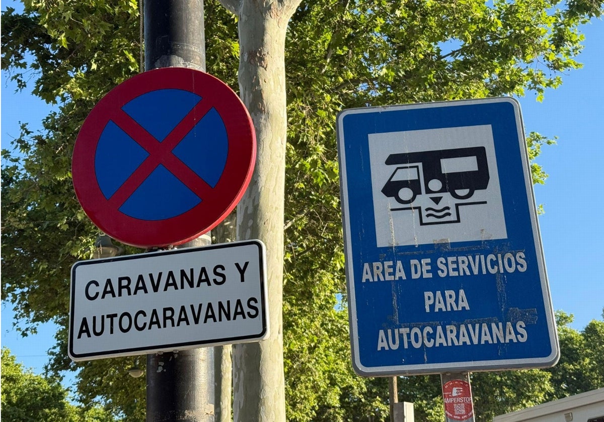 Señales del aparcamiento de autocaravanas.