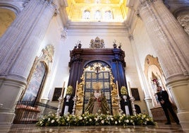 La Virgen, ante el cancel de la puerta del Postigo de los Abades.