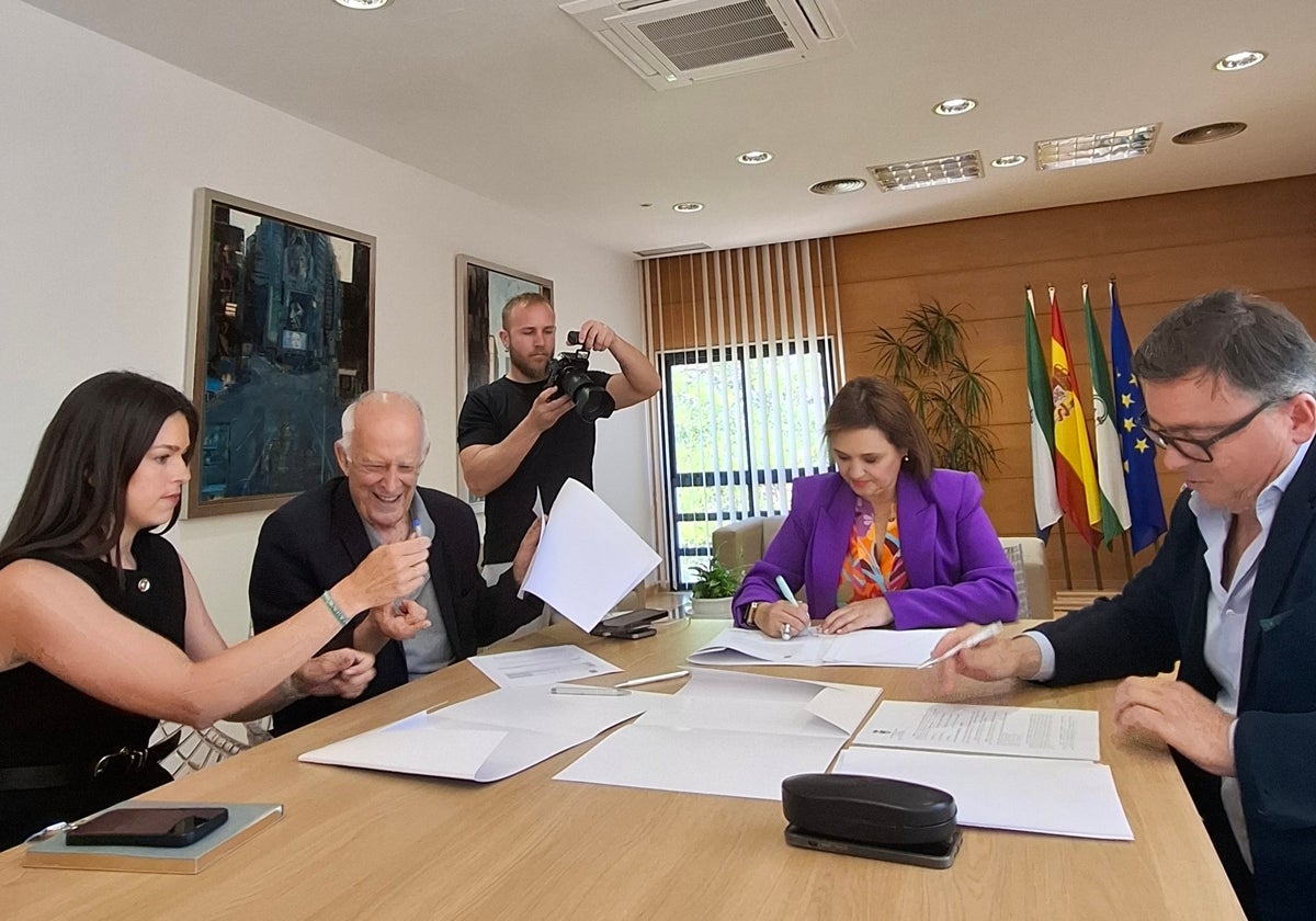 La concejala de Regeneración Urbana, Marina Vázquez, presta un bolígrafo al arquitecto José Seguí para la firma del contrato que rubrican la alcaldesa, Margarita del Cid, y Ramón Cuevas, de Buró4.