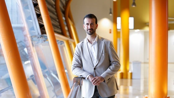 El doctor Francisco Javier Membrillo posa en el Palacio de Ferias y Congresos para esta entrevista.