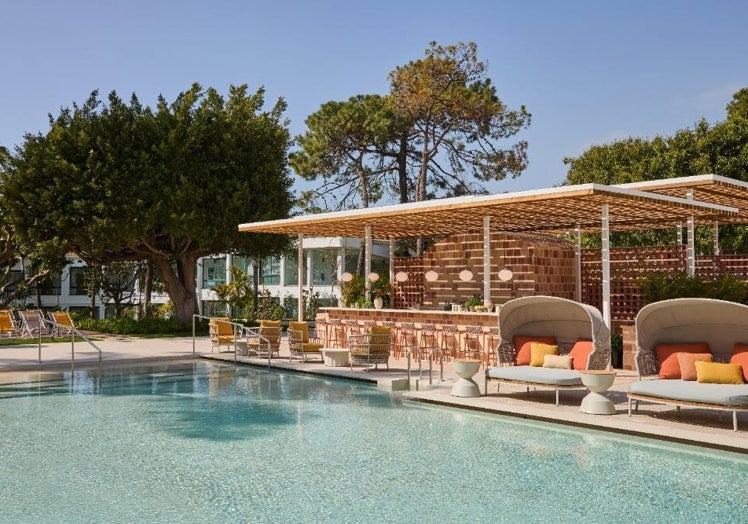 Pool bar, uno de sus míticos servicios junto a la piscina.