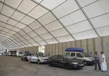 Viajeros esperan a embarcar en la carpa del puerto, el verano pasado.