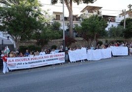 Centenares de personas protestan ante el cierre del ciclo formativo de alfarería y vidriería en el IES Las Flores de Álora