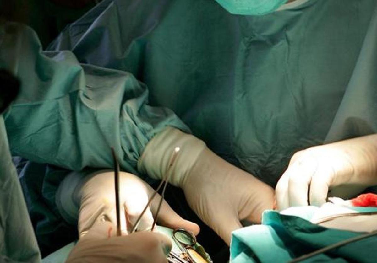 ¿Tienes una prótesis de cadera, hombro o rodilla implantada antes de 2021? Quizás precises de una revisión quirúrgica