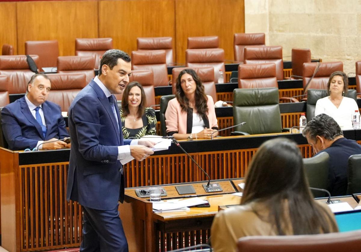La protesta por un viaje del presidente evidencia el deterioro del clima parlamentario en Andalucía